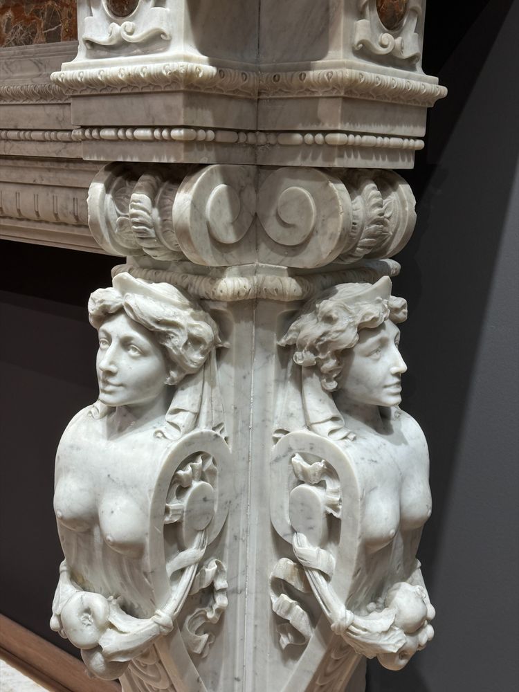Fireplace carved in white marble and breccia inserts, second half of the 19th century
