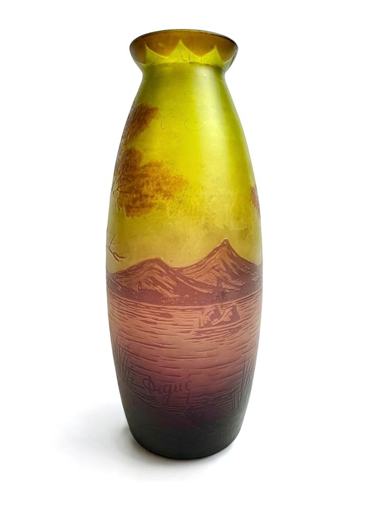 Degué vase with lake landscape design