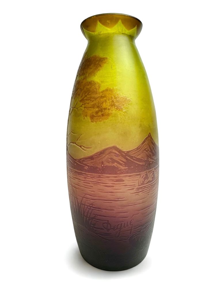 Degué vase with lake landscape design