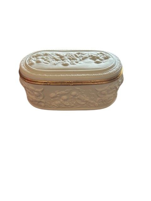 Porcelain box - Limoges - cherub decoration and brass mounting
