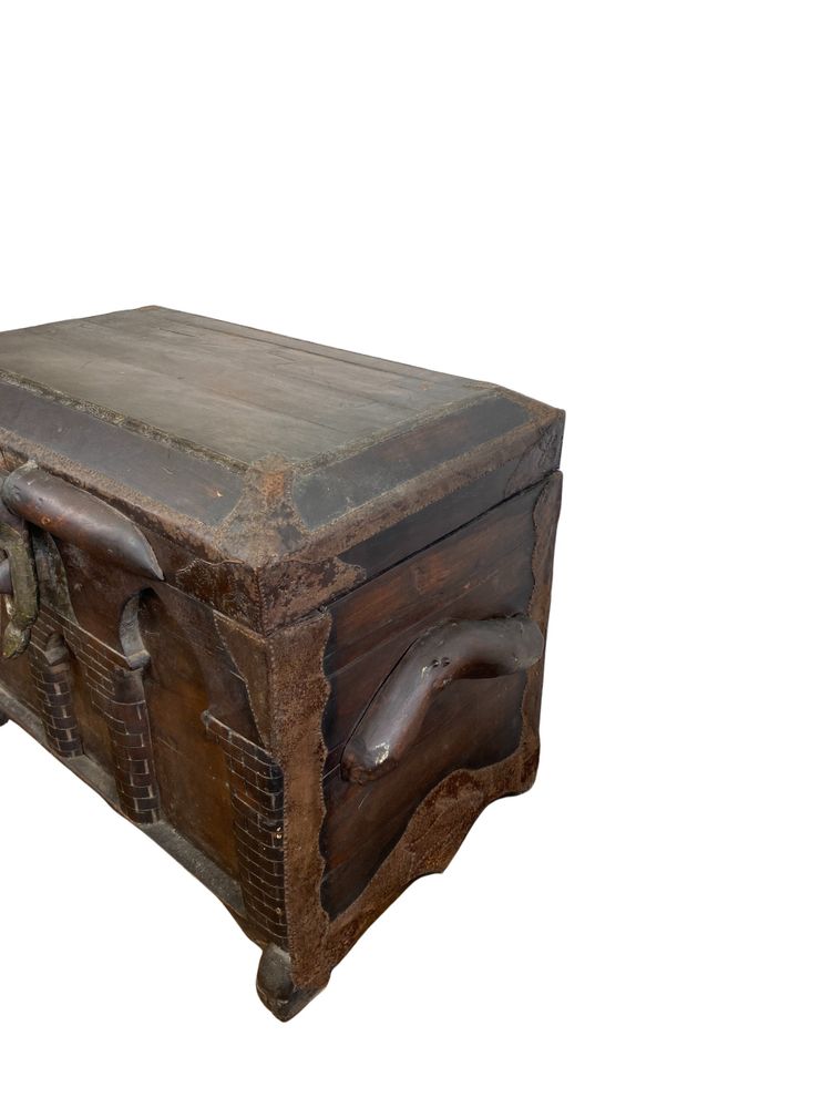 Antico cassettone gotico del XVIII secolo in legno intagliato e pelle