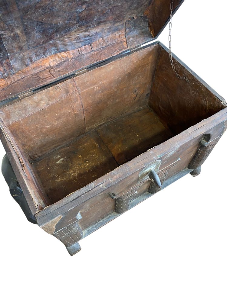 Antico cassettone gotico del XVIII secolo in legno intagliato e pelle