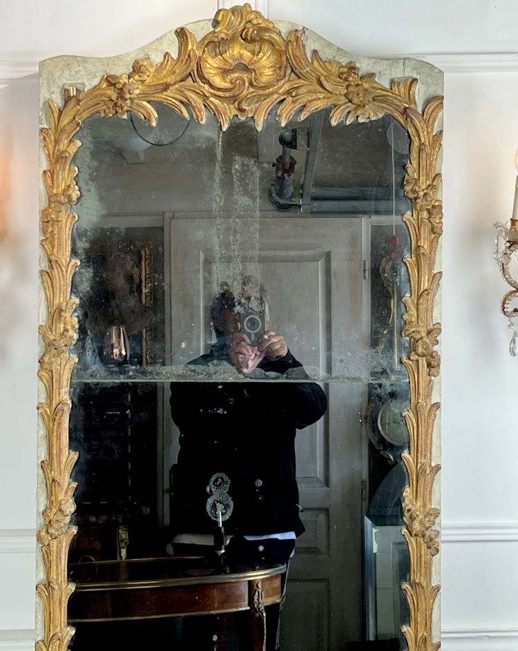 XVIIIth CENTURY MIRROR IN SCULPTTED WOOD WITH 2-PART MERCURY MIRROR