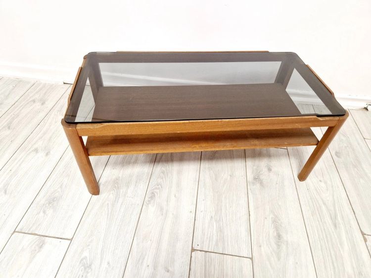 Ein Teakholz Myer Couchtisch Aus Der Mitte Des Letzten Jahrhunderts Und Rauchglas