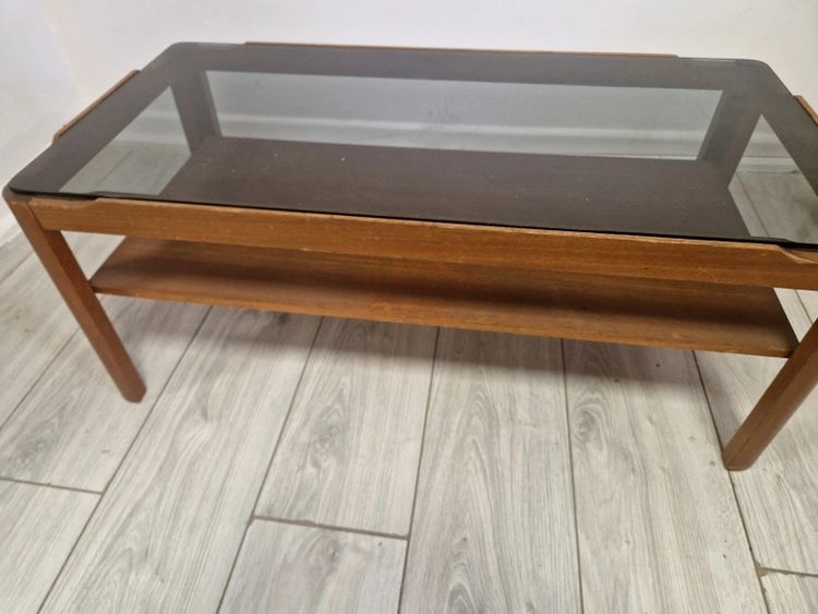 Ein Teakholz Myer Couchtisch Aus Der Mitte Des Letzten Jahrhunderts Und Rauchglas