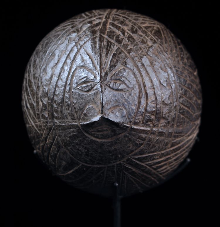 Noix de coco ciselée, flute rituelle, art tribal, Océanie, art océanien, arts premiers, objet rituel