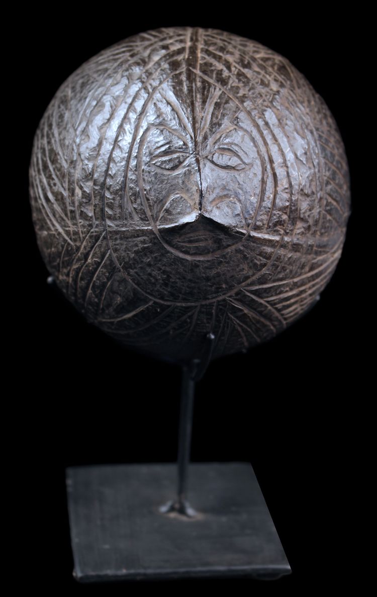 Noix de coco ciselée, flute rituelle, art tribal, Océanie, art océanien, arts premiers, objet rituel