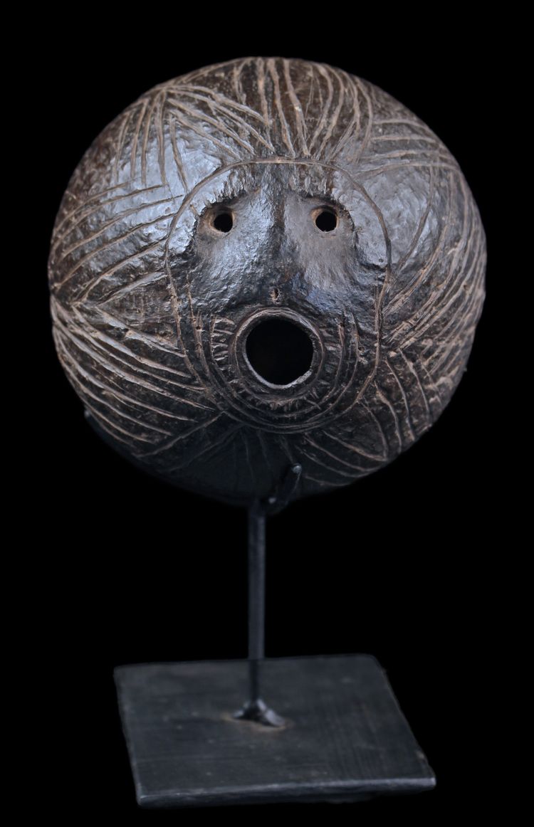 Noix de coco ciselée, flute rituelle, art tribal, Océanie, art océanien, arts premiers, objet rituel