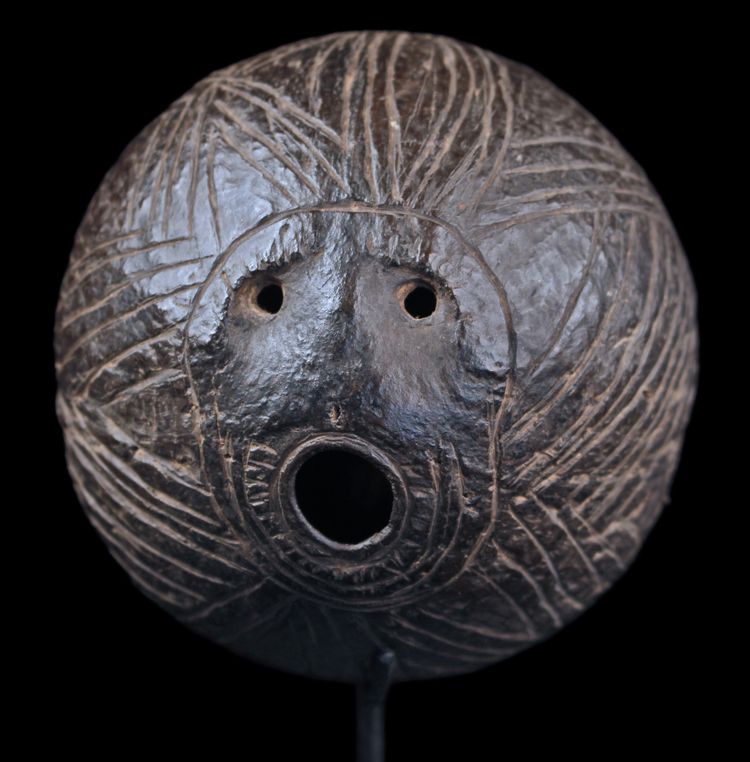 Noix de coco ciselée, flute rituelle, art tribal, Océanie, art océanien, arts premiers, objet rituel