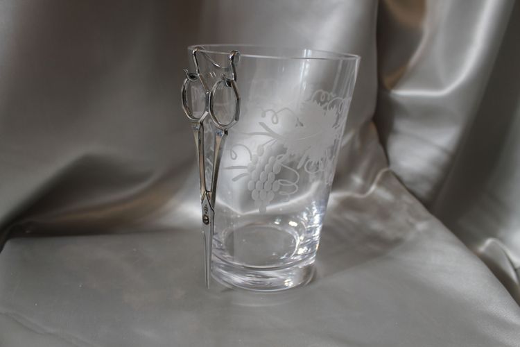 Engraved glass grape bucket complete with scissors