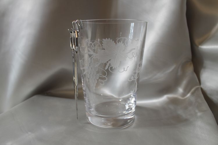 Engraved glass grape bucket complete with scissors