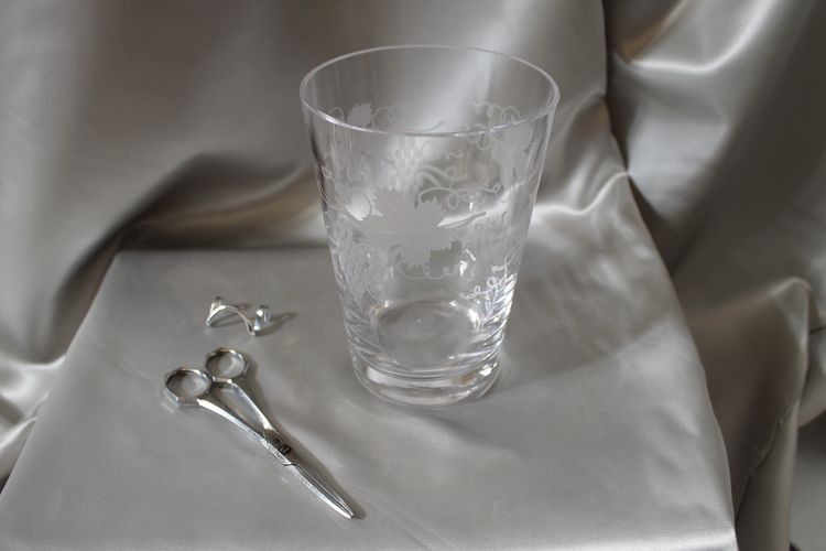 Engraved glass grape bucket complete with scissors