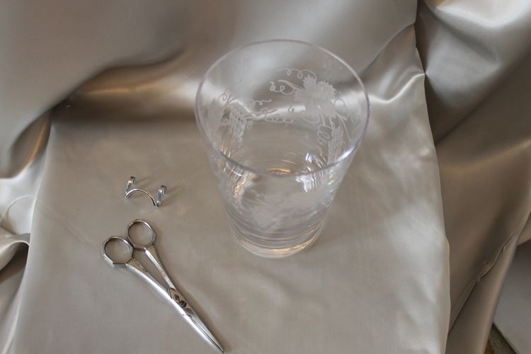 Engraved glass grape bucket complete with scissors