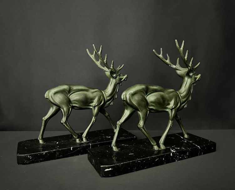 Paire de serre-livres Art Déco – Cerfs en régule à patine vert antique – Socles en marbre noir