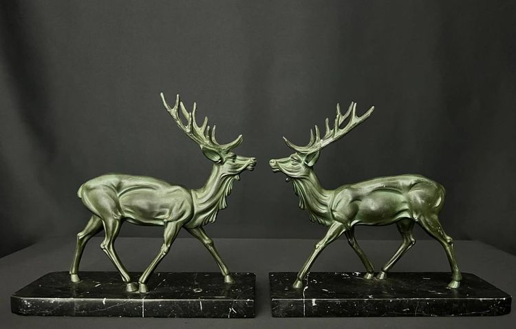 Paire de serre-livres Art Déco – Cerfs en régule à patine vert antique – Socles en marbre noir