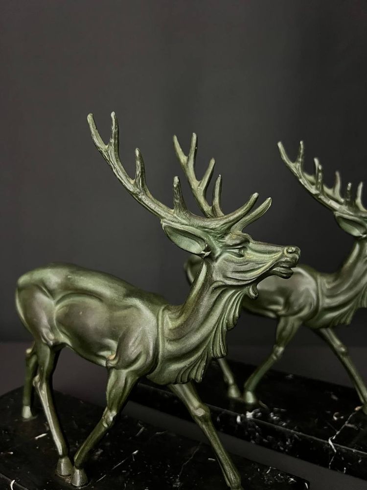 Paire de serre-livres Art Déco – Cerfs en régule à patine vert antique – Socles en marbre noir