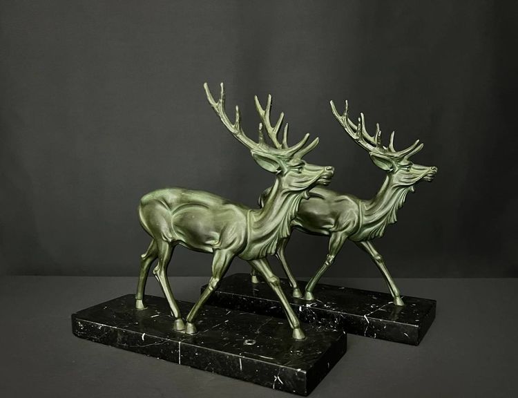Paire de serre-livres Art Déco – Cerfs en régule à patine vert antique – Socles en marbre noir