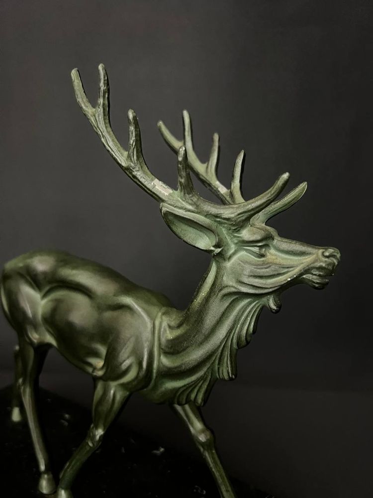 Paire de serre-livres Art Déco – Cerfs en régule à patine vert antique – Socles en marbre noir