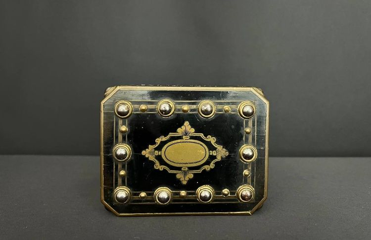 Boîte à bijoux Napoléon III – laiton noirci et décor de cabochons métalliques