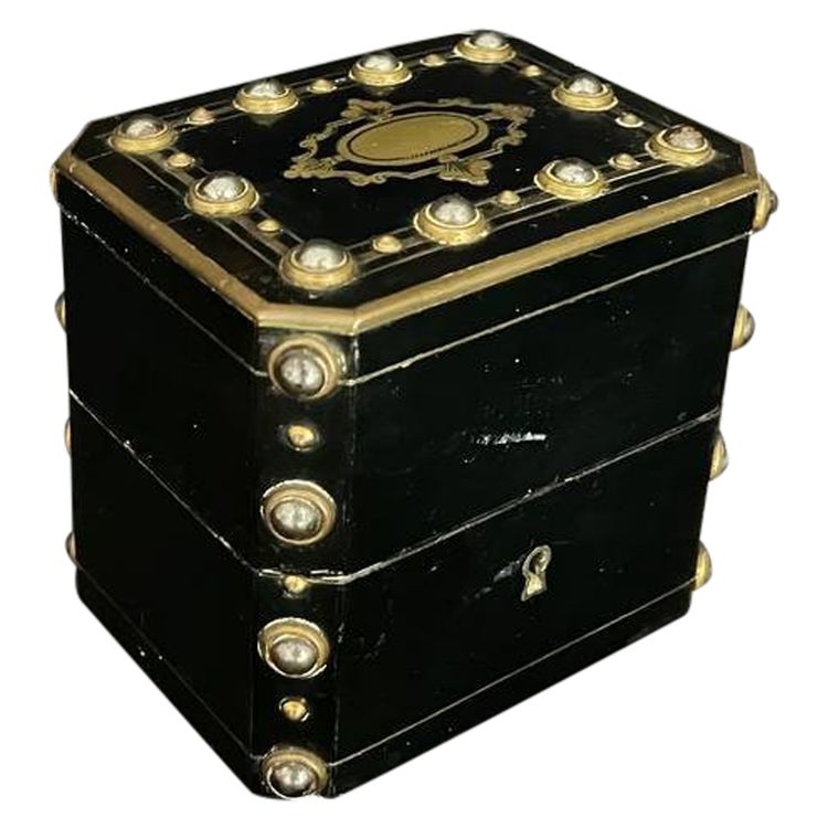 Boîte à bijoux Napoléon III – laiton noirci et décor de cabochons métalliques