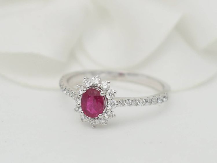 Anello Margherita in oro bianco, rubini e diamanti 0,45 carati