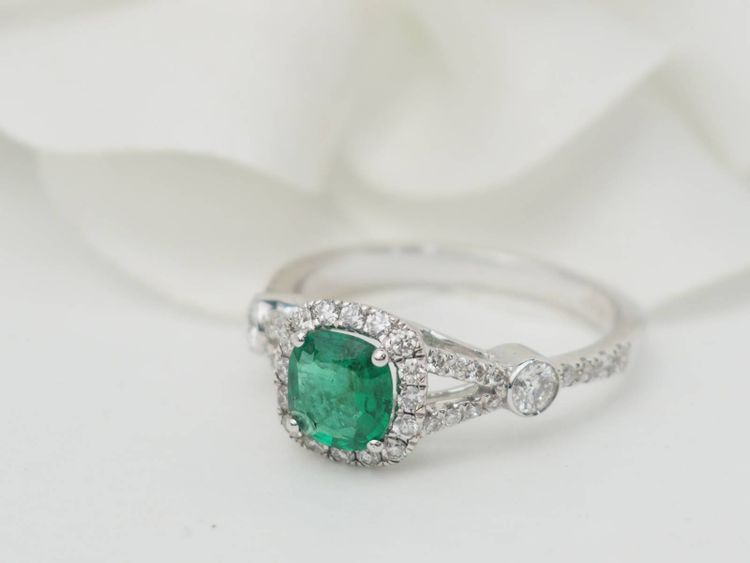 Anello in oro bianco, smeraldo da 0,61 carati e diamanti