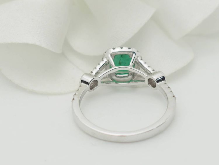 Anello in oro bianco, smeraldo da 0,61 carati e diamanti