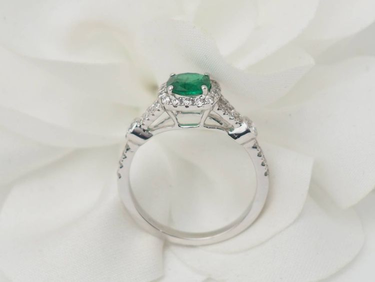 Anello in oro bianco, smeraldo da 0,61 carati e diamanti