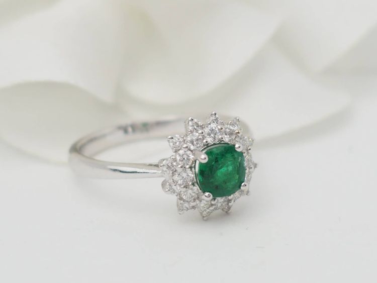 Ring mit doppelter Umrandung aus Weißgold, Smaragd 0,64ct und Diamanten