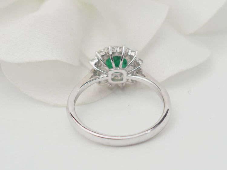 Ring mit doppelter Umrandung aus Weißgold, Smaragd 0,64ct und Diamanten
