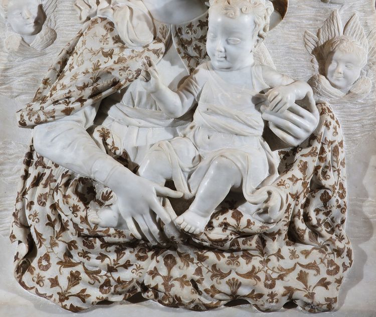 Scultore del XIX secolo, "Madonna con il Bambino e teste di cherubini"
