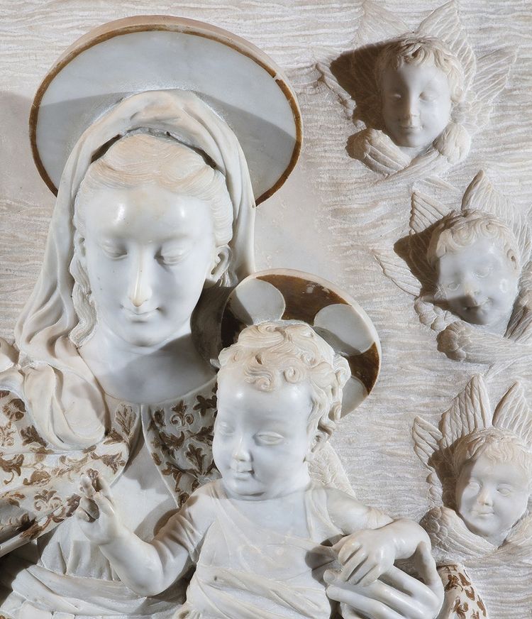 Scultore del XIX secolo, "Madonna con il Bambino e teste di cherubini"