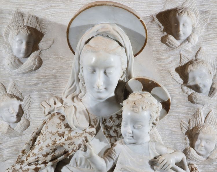 Scultore del XIX secolo, "Madonna con il Bambino e teste di cherubini"
