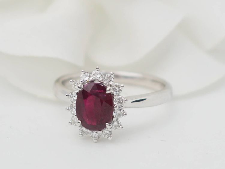 Ring aus Weißgold, Rubin 0,95ct und Diamanten