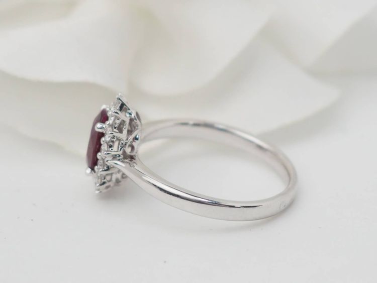 Ring aus Weißgold, Rubin 0,95ct und Diamanten