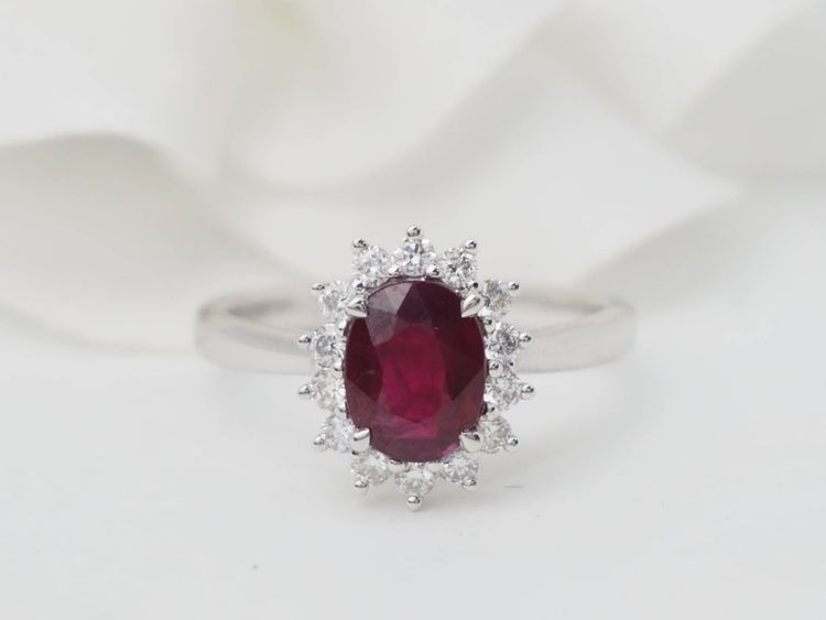 Ring aus Weißgold, Rubin 0,95ct und Diamanten