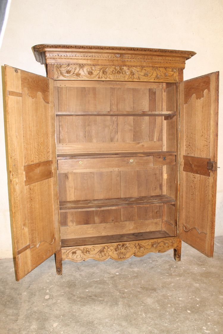 Armadio normanno in quercia intagliata, origine Saint Lô, XIX secolo