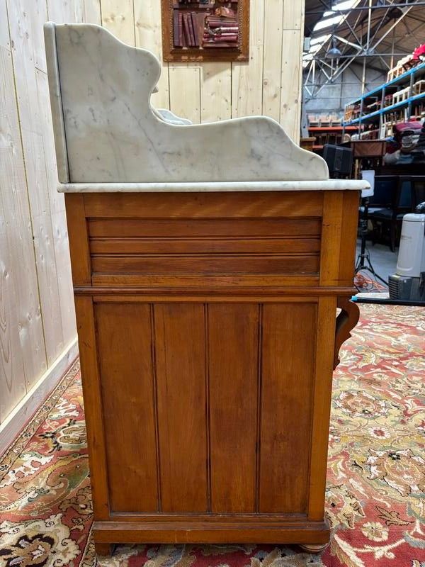 Meuble de toilette en noyer et marbre de carrare