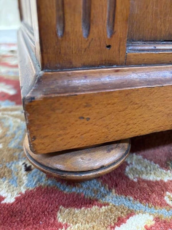 Meuble de toilette en noyer et marbre de carrare