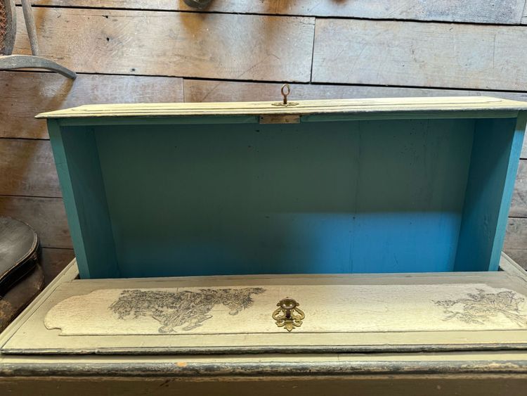 Commode Louis XIV datant de la fin du 18e siècles belle patine et aux motifs toile de Jouy 