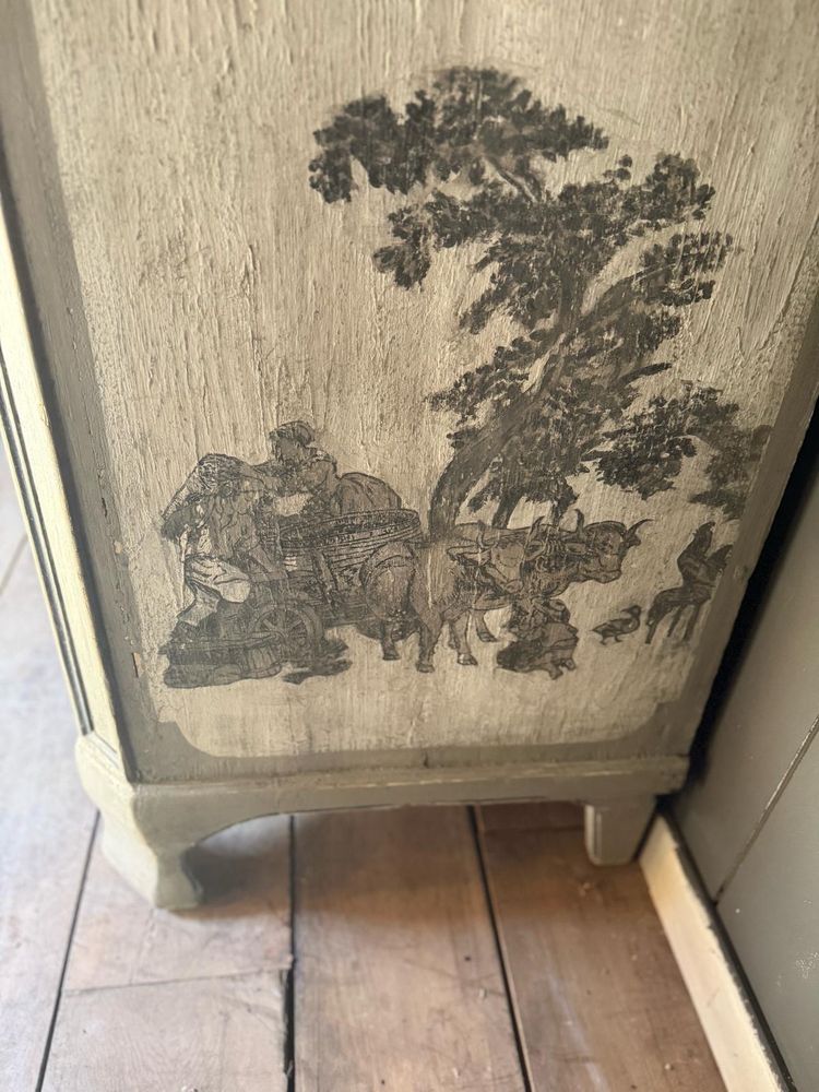 Commode Louis XIV datant de la fin du 18e siècles belle patine et aux motifs toile de Jouy 