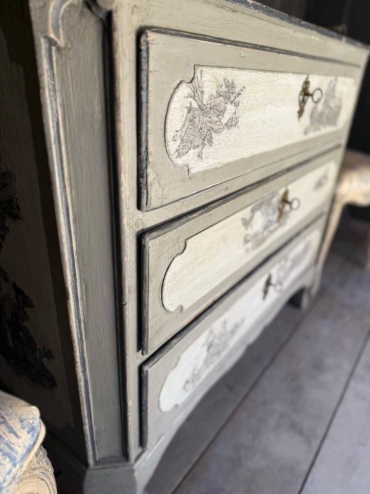Commode Louis XIV datant de la fin du 18e siècles belle patine et aux motifs toile de Jouy 