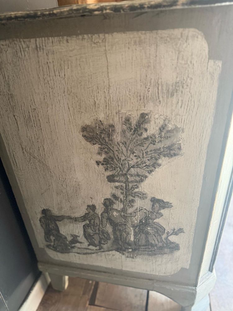 Commode Louis XIV datant de la fin du 18e siècles belle patine et aux motifs toile de Jouy 