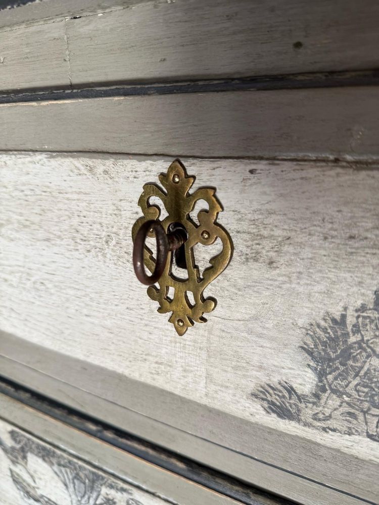 Commode Louis XIV datant de la fin du 18e siècles belle patine et aux motifs toile de Jouy 