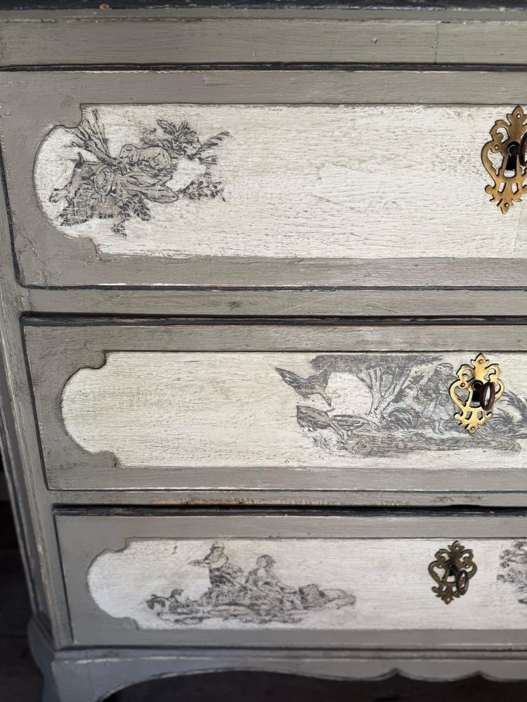 Commode Louis XIV datant de la fin du 18e siècles belle patine et aux motifs toile de Jouy 