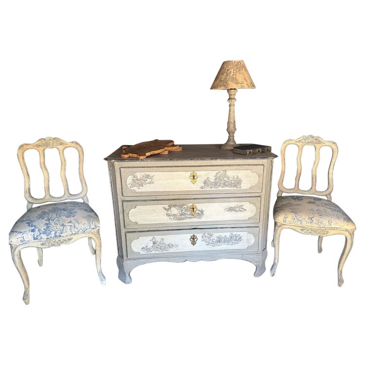 Commode Louis XIV datant de la fin du 18e siècles belle patine et aux motifs toile de Jouy 