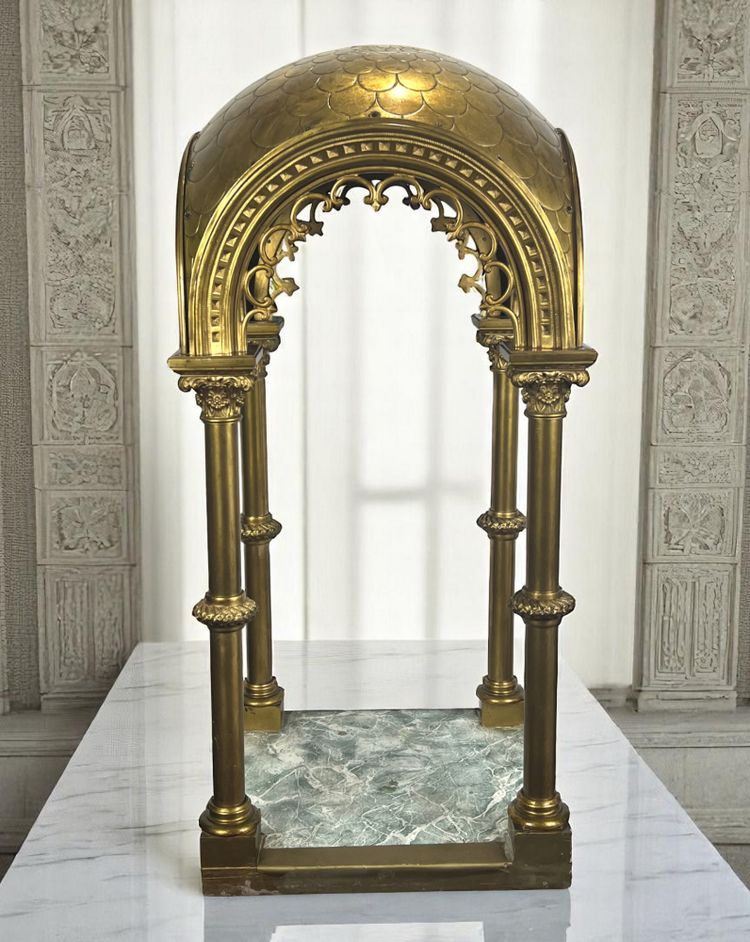 GRAND DÔME DU XIXe EN BRONZE DORÉ REPOSANT SUR 4 COLONNES CORINTHIENNES