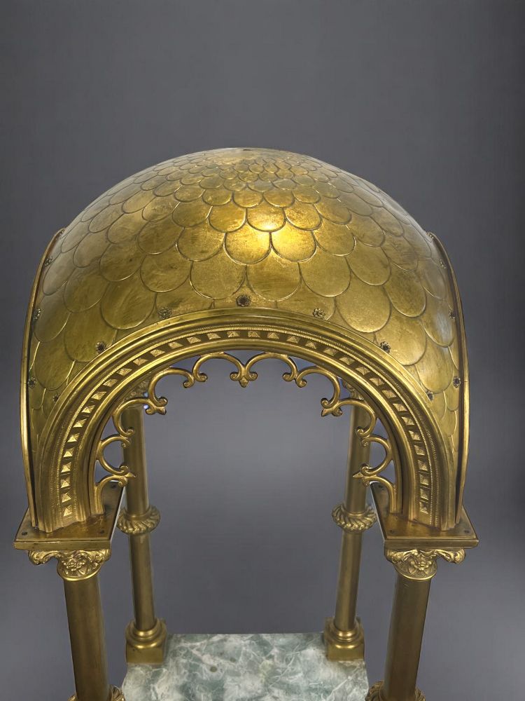 GRAND DÔME DU XIXe EN BRONZE DORÉ REPOSANT SUR 4 COLONNES CORINTHIENNES