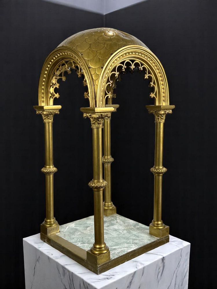 GRAND DÔME DU XIXe EN BRONZE DORÉ REPOSANT SUR 4 COLONNES CORINTHIENNES