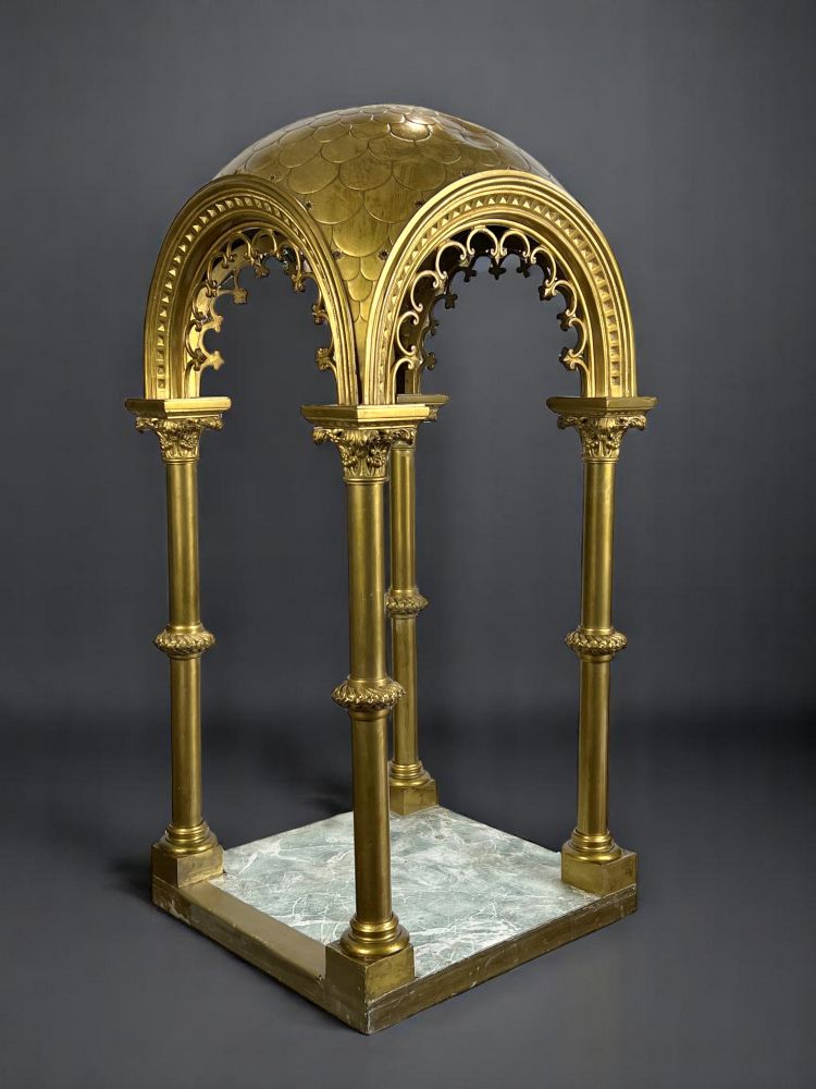 GRAND DÔME DU XIXe EN BRONZE DORÉ REPOSANT SUR 4 COLONNES CORINTHIENNES